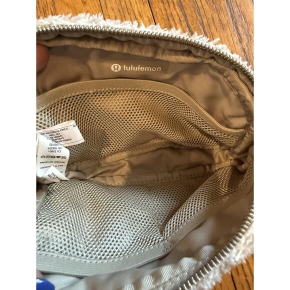 Lululemon Everywhere Belt Bag One Size Beige Fleece Sherpa Crossbody Sling Zip - Picture 2 of 9